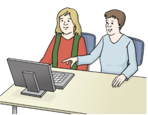 Zwei Frauen sitzen am Computer. Eine Frau erklärt.